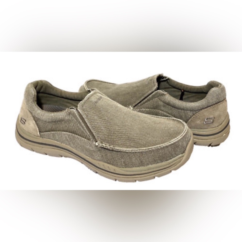 Skechers Men's Casual Avillo Khaki Slip-Ons Relaxed Fit Distressed. Men’s S 8.